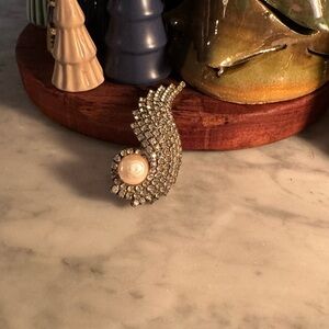 Elegant Vintage Pearl Brooch